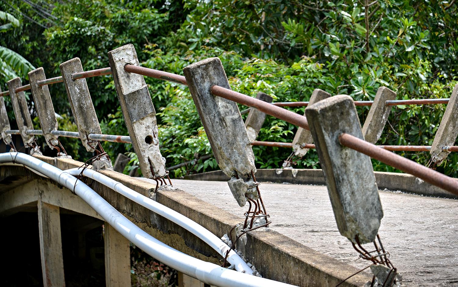 Mở rộng cầu bằng cách... phá lan can!